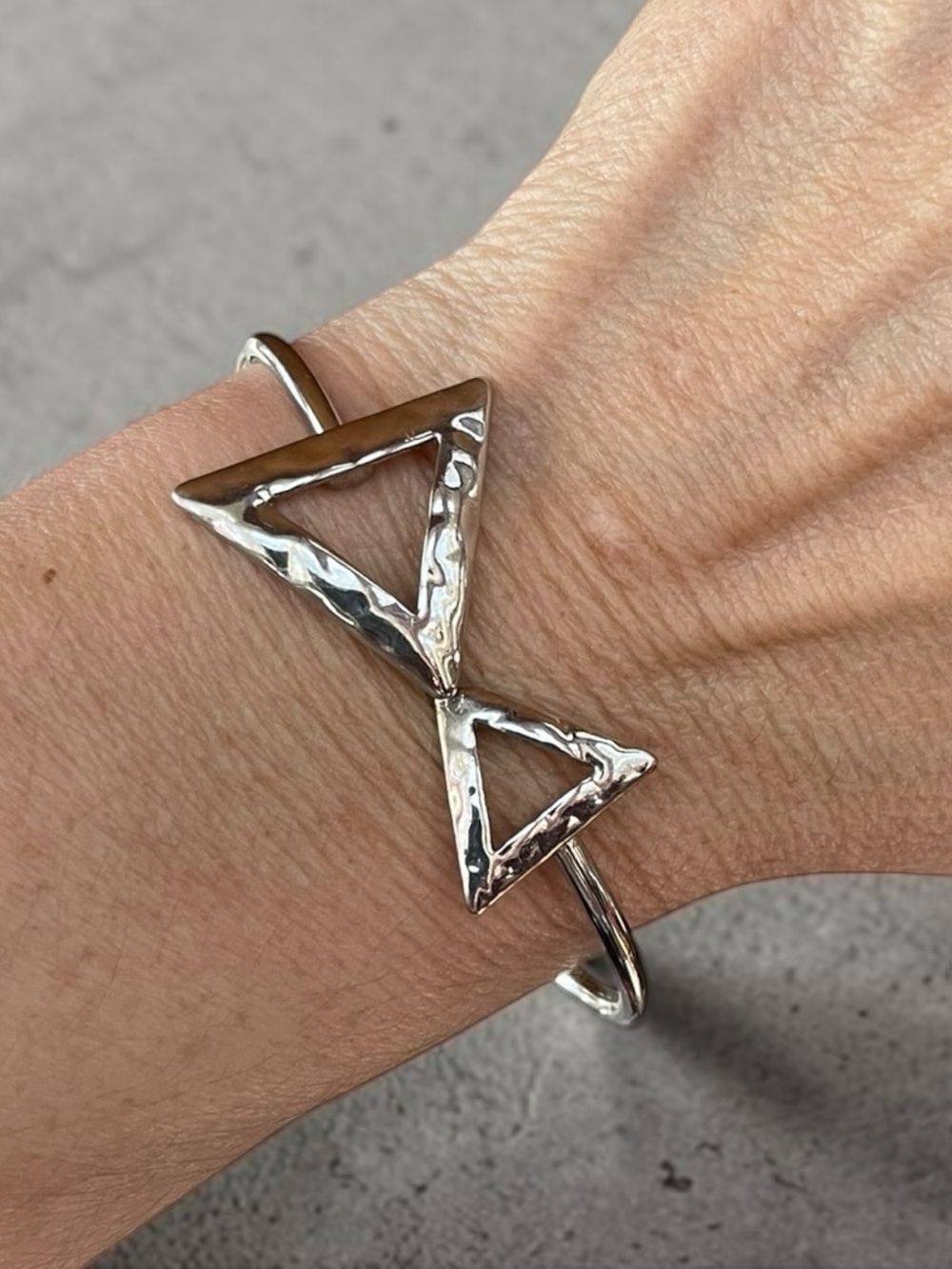 Hammered Silver Tone Double Arrowhead Spring Hinge Bangle Bracelet